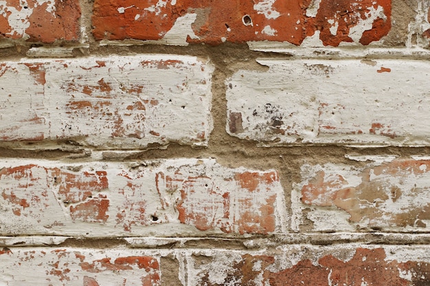 Alte Mauer mit rissiger blauer Farbe