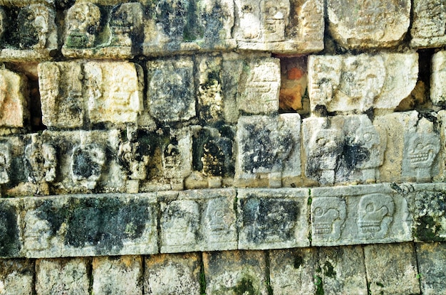 Alte Mauer mit Totenköpfen Maya-Pyramiden Chichen Itza Mexiko Rituelle Strukturen Opferstätte Ruinen