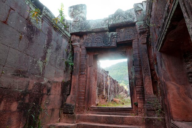 Foto alte mauern des zerstörten tempelkomplexes wat phu khmer-tempel in laos