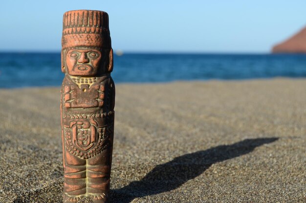 Foto alte maya-statue am sandstrand