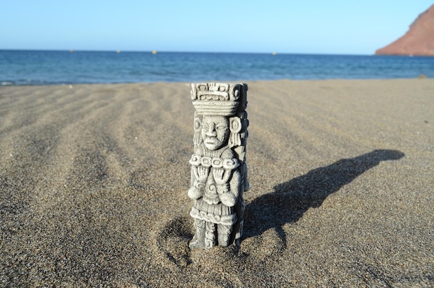 Alte Maya-Statue am Sandstrand