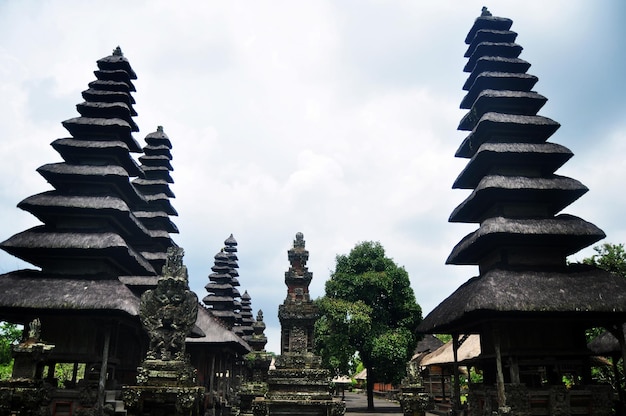 Foto alte meru-türme des pura besakih-tempels bedeutende hinduistische archäologische stätte für reisende, die reisen, besuchen und respektieren das beten im stadtdorf mount agung in bali indonesien