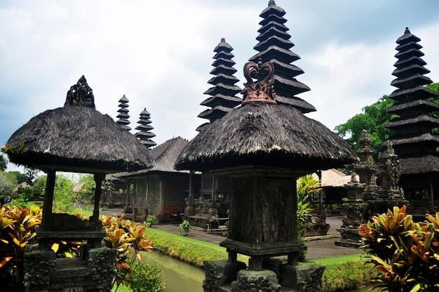 Alte Meru-Türme des Pura Besakih-Tempels bedeutende hinduistische archäologische Stätte für Reisende, die reisen, besuchen und respektieren das Beten im Stadtdorf Mount Agung in Bali Indonesien