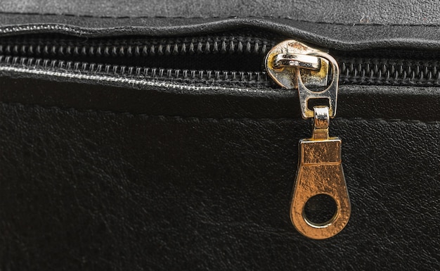 Alte Metallreißverschlusstasche Nahaufnahme, Reißverschluss auf einer Ledertasche, Kopienraumfoto