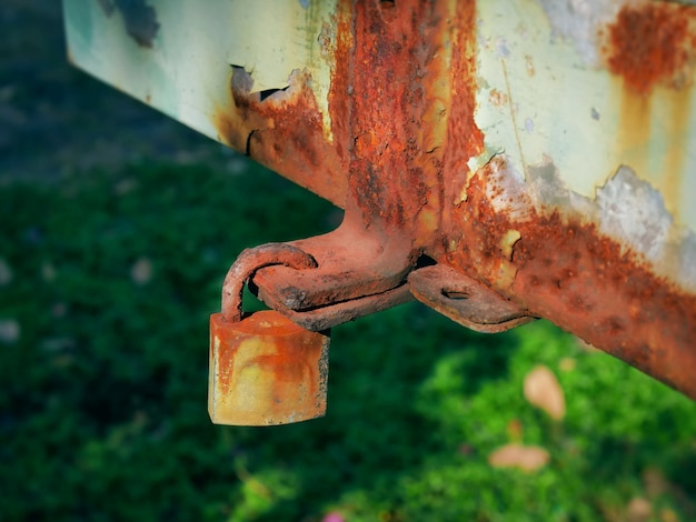 Alte Metallverriegelung auf altem Rusty Grungy Cabinet