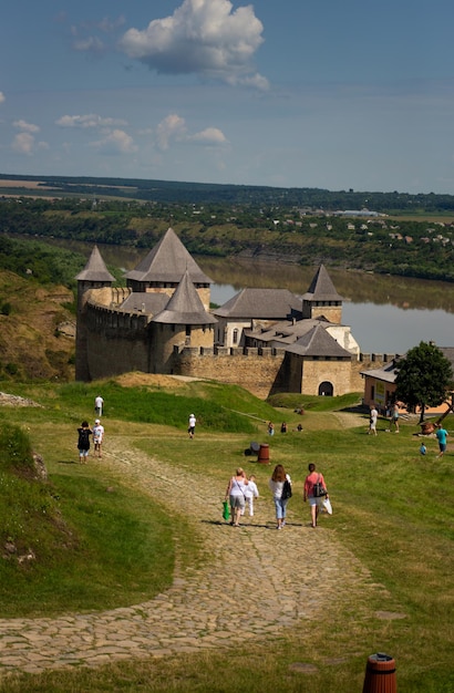 Alte mittelalterliche Burg in der Stadt Khotyn am Nachmittag im Sommer