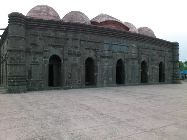 Foto alte moschee aus schwarzem stein, beliebte architektur, modellmoschee