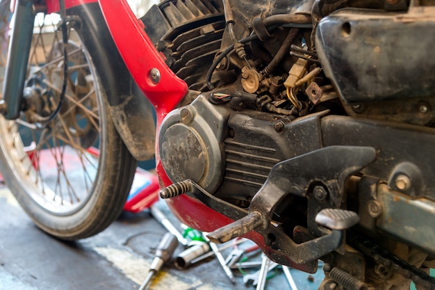 Alte Motorradmotorreparatur