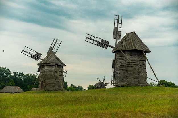 Alte Mühle. Windmühle. Mühle aus Holz. Ukrainische Mühle. Ukrainische Architektur. Geschichte der Ukraine