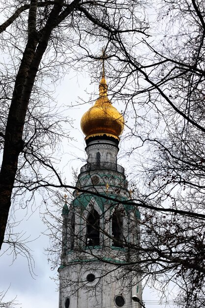 Alte nordische Kathedrale mit Kuppel