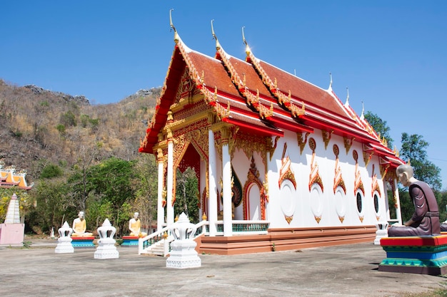 Alte Ordinationshalle oder antike Ubosot für thailändische Reisende Reisende besuchen, respektieren, beten, segnen, Buddha wünschen, mystisch im Wat Thep Prathan oder im Khao Isan-Tempel in Pak Tho in Ratchaburi, Thailand