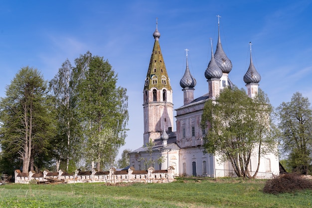 Alte orthodoxe Kirche im russischen Dorf.