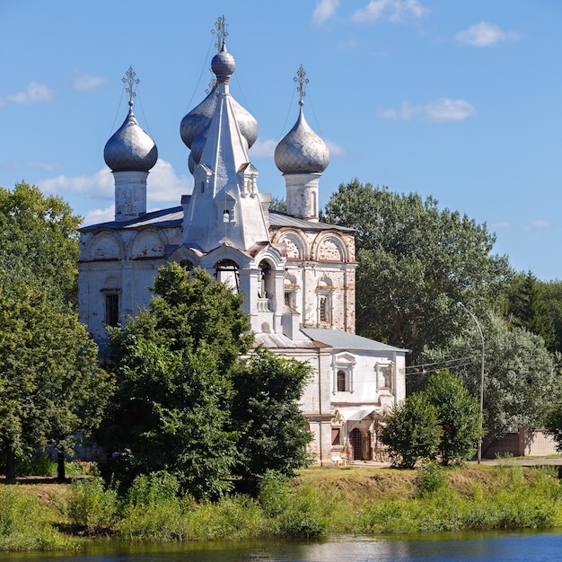 Alte orthodoxe Steinkirche am Ufer des Flusses in Russland