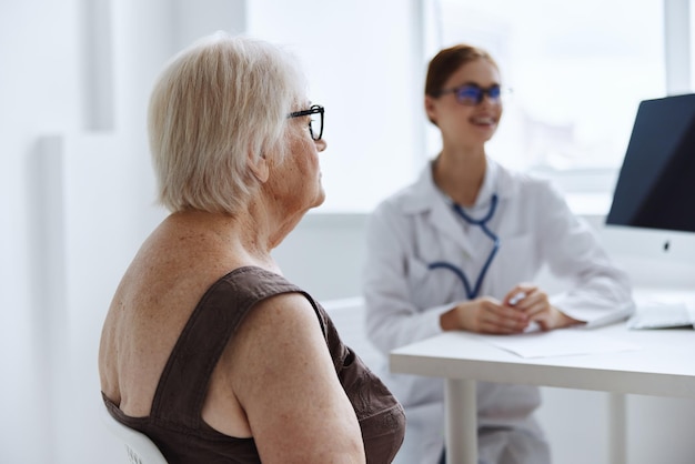 Alte Patientin im Gespräch mit der Krankenschwester Arzthelferin