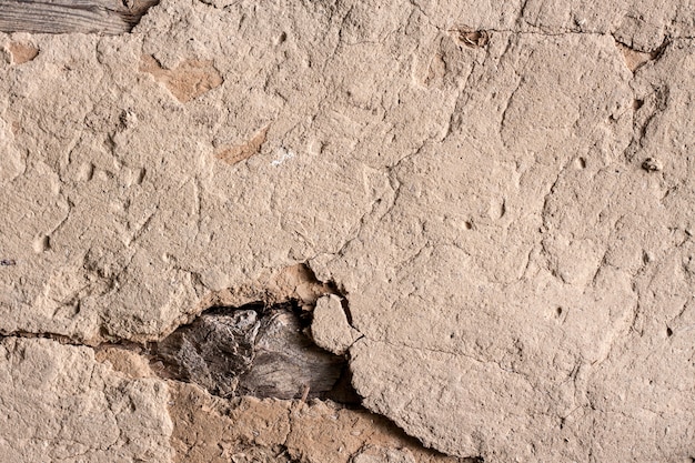 Alte Pfeilerwand mit gebrochener Oberfläche