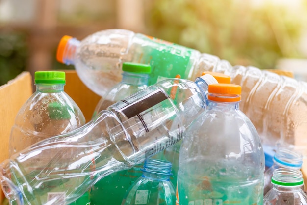 Foto alte plastikflaschen und -behälter für das recyclingmüll müll müll plastikabfälle plastikabfällen verschmutzung