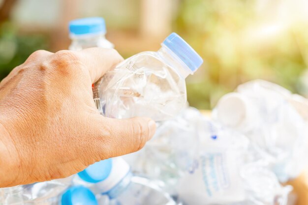 Foto alte plastikflaschen und -behälter für das recyclingmüll müll müll plastikabfälle plastikabfällen verschmutzung