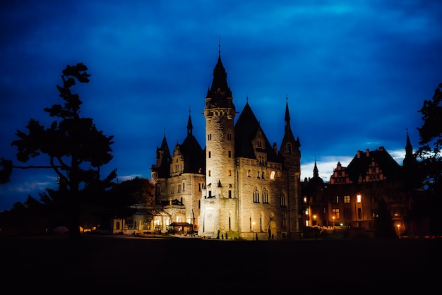 Alte polnische Burg im Dorf Moszna in den Nachtlichtern