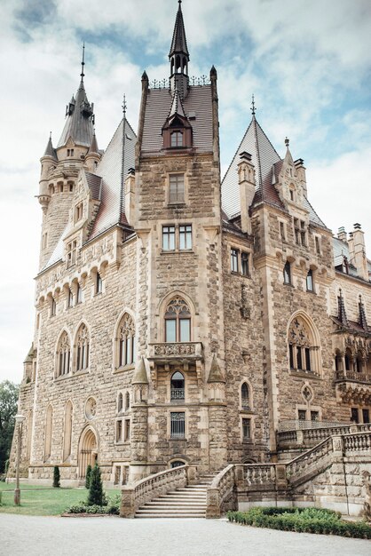 Alte polnische Burg im Dorf Moszna