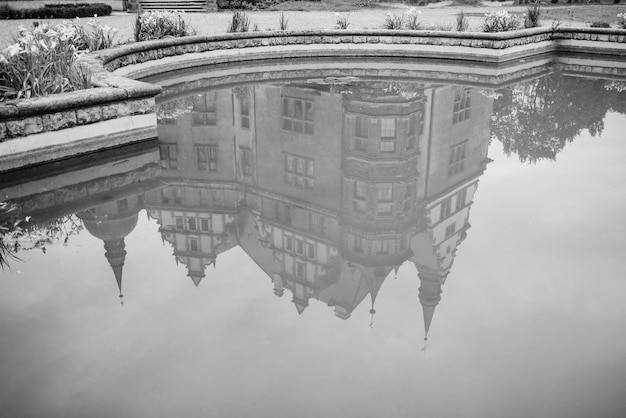 Alte polnische Burg im Dorf Moszna