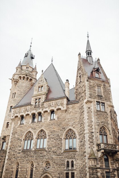 Alte polnische Burg im Dorf Moszna