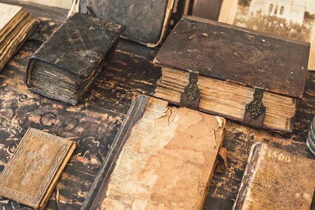 Alte religiöse slawische Bücher mit alten Texten im historischen Museum