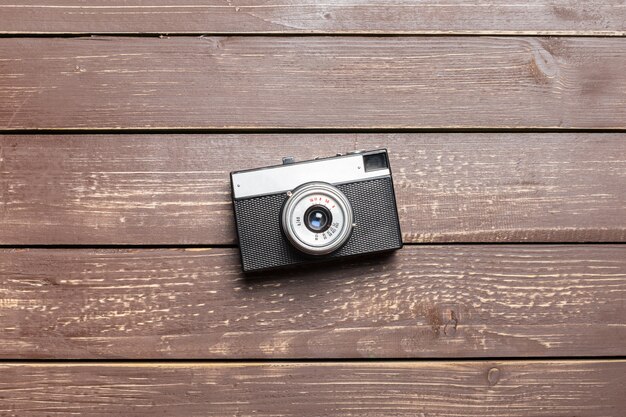 Alte Retro- Kamera auf Holztischhintergrund