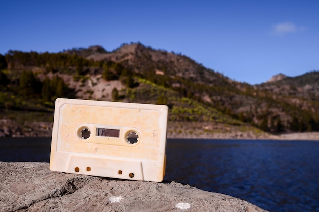 Alte Retro Musicassette auf dem Felsen in die Wildnis