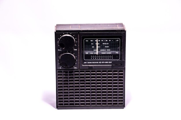 Alte Retro Vintage 70er Radio auf weißem Hintergrund