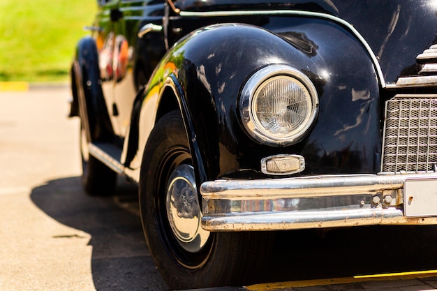 Alte Retro-Vintage Wolga GAZ21 in Schwarz auf der Straße auf verschwommenem Hintergrund