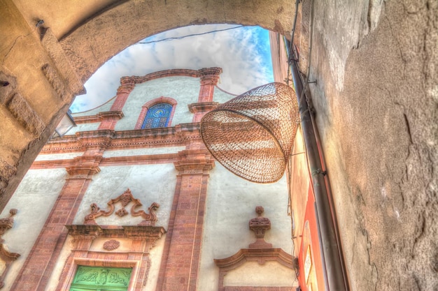 Foto alte reuse mit einer historischen kirche im hintergrund gedreht in bosa italien