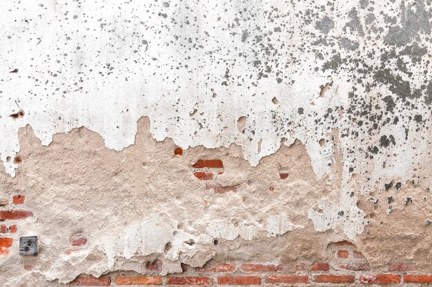 Alte rissige Betonwand aus Vintage-Ziegeln. Texturhintergrund