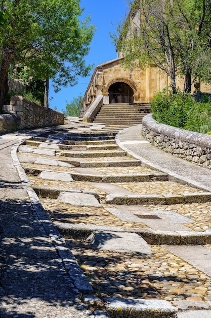 Alte romanische Kirche mit Zugang über alte Steintreppen und Glockenturm