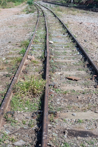 Alte rostige Eisenbahnen schließen