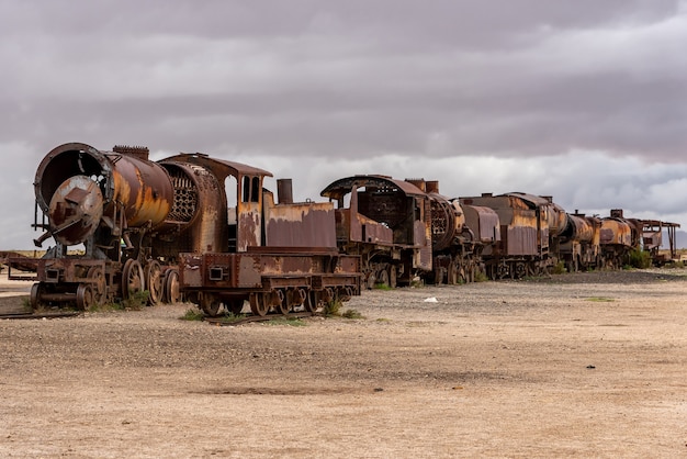 Alte rostige Lokomotive verlassen in einem Zugfriedhof. Uyuni, Bolivien