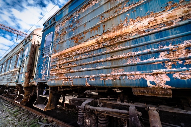 Alte rostige verwitterte geschälte Farbe eines alten Wagens