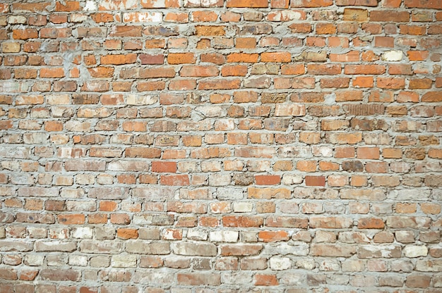 Alte rote Backsteinmauer mit weißem Farbenhintergrund