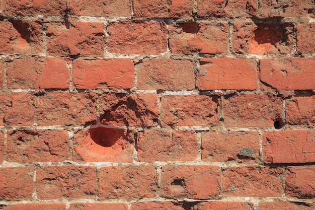 Alte rote Backsteinmauer, Schmutzhintergrund.