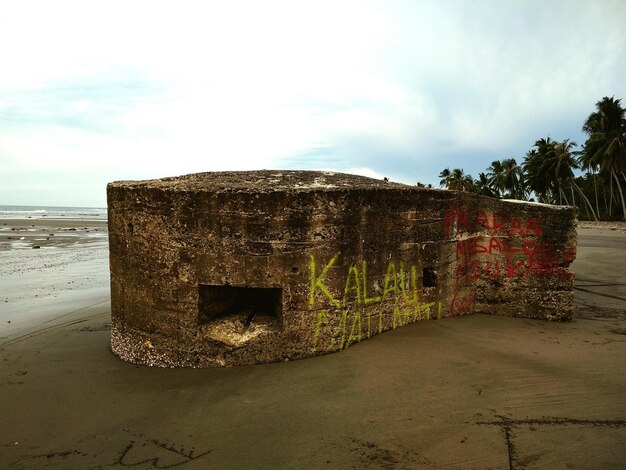 Foto alte ruinen am strand gegen den himmel