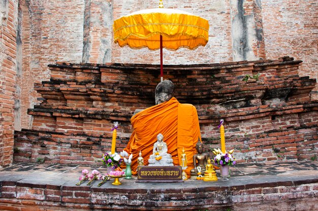 Alte Ruinen Buddha-Statue in gebrochenen Ruinen antiker ubosot für thailändische Menschen Reisende Reise Besuch Respekt Gebet Mythos mystische heilige Anbetung im Wat Maheyong Tempel am 3. Dezember 2023 in Ayutthaya Thailand