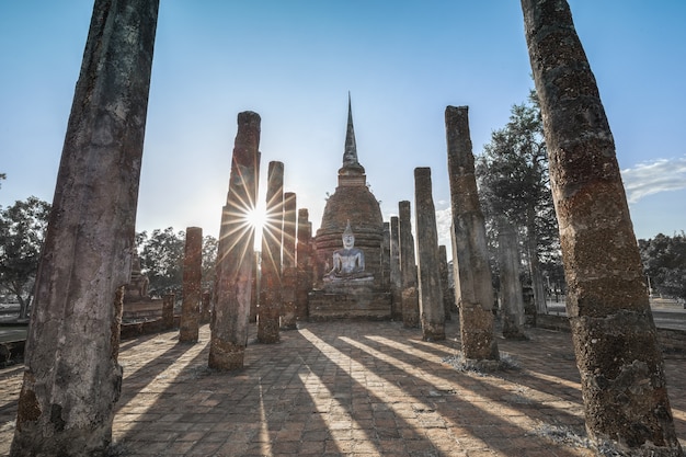 Alte Ruinen des buddhistischen Tempels in historischem Park Sukhothai