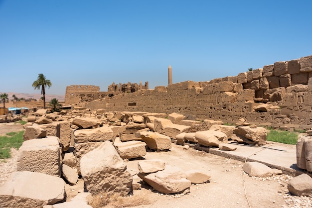 Alte Ruinen des Karnak-Tempels in Luxor (Theben), Ägypten. Die größte Tempelanlage der Antike der Welt. Kulturerbe der UNESCO.