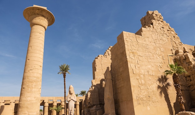 Alte Ruinen des Karnak-Tempels in Luxor (Theben), Ägypten. Die größte Tempelanlage der Antike der Welt. Kulturerbe der UNESCO.