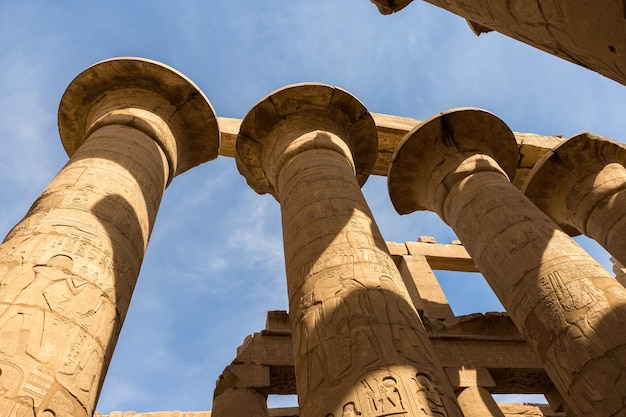 Alte Ruinen des Karnak-Tempels in Luxor (Theben), Ägypten. Die größte Tempelanlage der Antike der Welt. Kulturerbe der UNESCO.