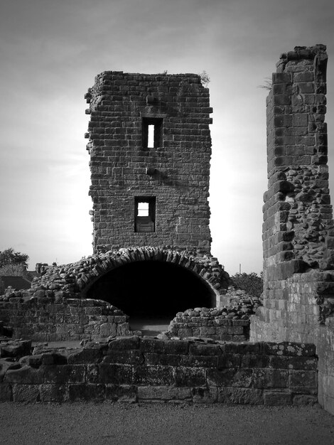 Foto alte ruinen des schlosses von penrith gegen den himmel