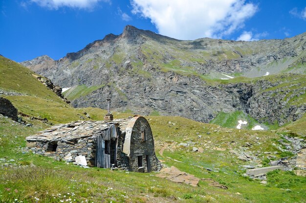 Alte Ruinen, die gegen den Himmel gebaut werden