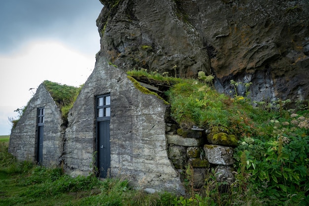 Alte Ruinen gegen den Berg