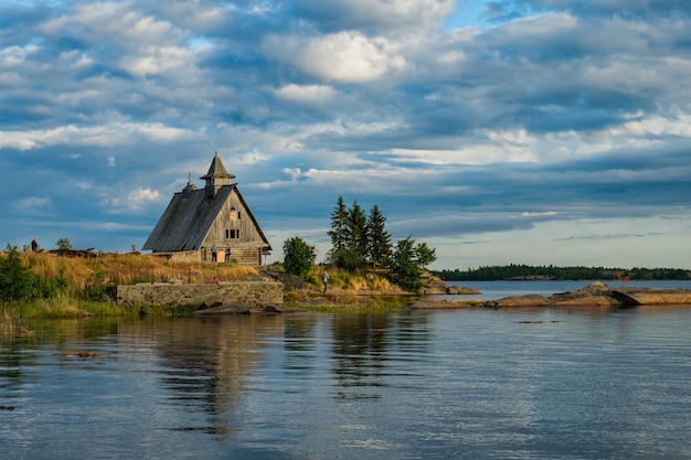 Alte russisch-orthodoxe Holzkirche im Dorf Rabocheostrovsk, Karelien.