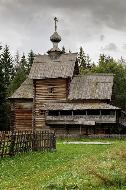 Alte russische Holzhauskirche im Wald