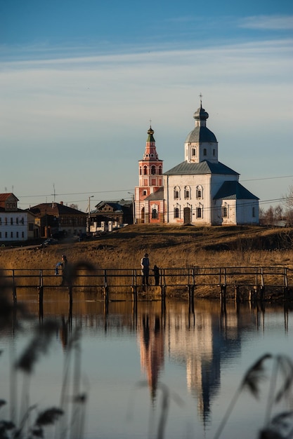 Alte russische Stadtlandschaft mit Kirche Blick auf das Stadtbild von Susdal